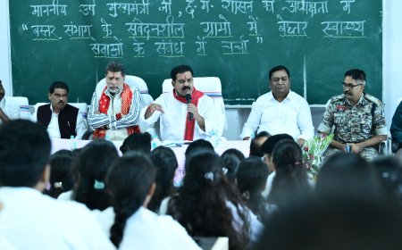 चिकित्सकों के लिए मानव स्वास्थ्य सेवा से बढ़कर, कोई खुशी और आनंद नहीं - उप मुख्यमंत्री श्री विजय शर्मा  बस्तर संभाग के संवेदनशील ग्रामों में बेहतर स्वास्थ्य सेवाओं के संबंध में उप मुख्यमंत्री, विधायक ने की चिकित्सकों से चर्चा –