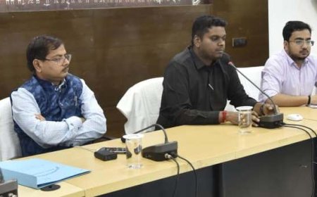 धान खरीदी केन्द्रों के नोडल अधिकारी समय पर केंद्र की सभी व्यवस्थाएं करवाएं दुरुस्त - कलेक्टर श्री हरिस एस समय सीमा की बैठक में कलेक्टर ने दिए निर्देश