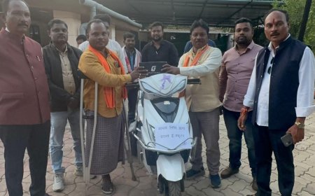 सांसद महेश कश्यप ने दिव्यांगजनों को दिए 'आत्मनिर्भरता के पंख' इलेक्ट्रिक स्कूटी और ट्राई सायकल का किया वितरण–