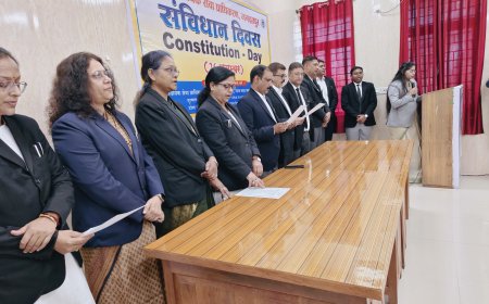 " संविधान दिवस के अवसर पर समस्त सम्माननीय न्यायाधीशगण एवं कर्मचारीगण के द्वारा किया गया प्रस्तावना वाचन "