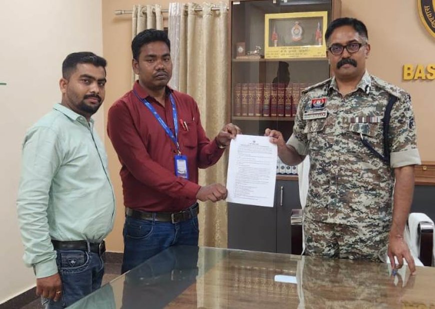 मतदाता सूची का विशेष गहन पुनरीक्षण अभियान ,बीएलओ ने आईजी सहित कलेक्टर एवं एसपी को गणना पत्रक प्रदान कर किया दस्तावेज संकलित–