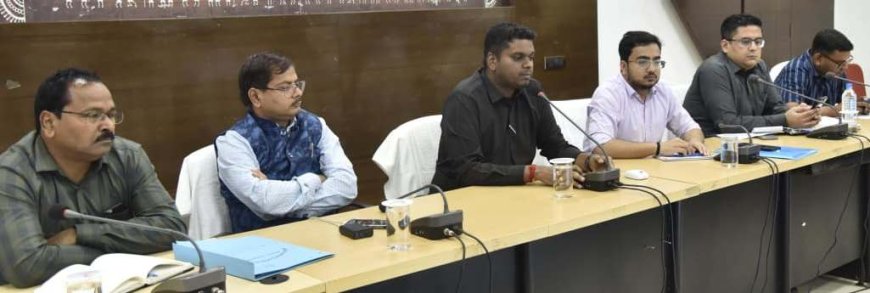 धान खरीदी केन्द्रों के नोडल अधिकारी समय पर केंद्र की सभी व्यवस्थाएं करवाएं दुरुस्त - कलेक्टर श्री हरिस एस समय सीमा की बैठक में कलेक्टर ने दिए निर्देश