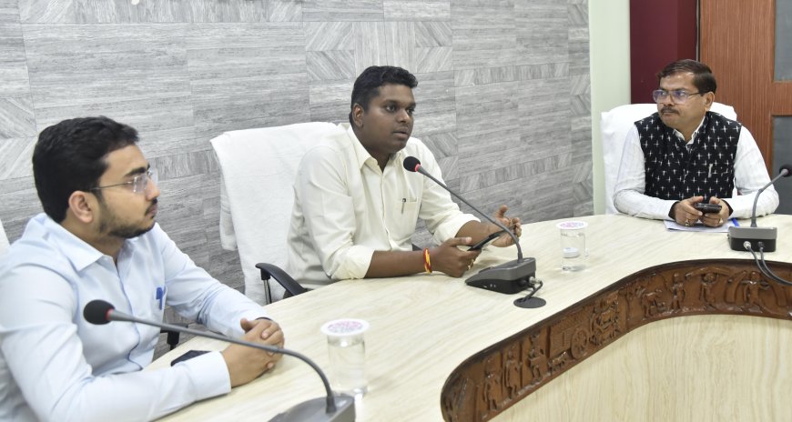 जिले में आजीविका मिशन के अन्तर्गत प्रस्तावित कार्य योजना पर कलेक्टर की अध्यक्षता में हुई बैठक