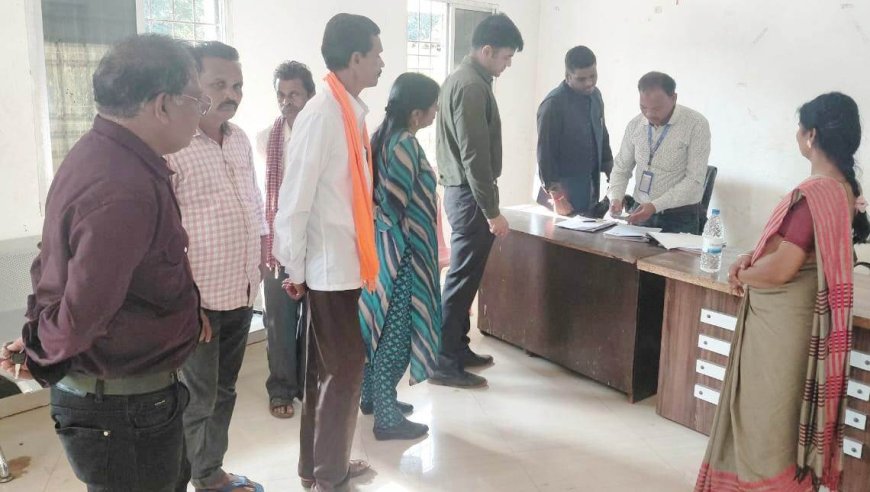 कलेक्टर श्री हरिस एस ने परचनपाल में किया विशेष गहन ,पुनरीक्षण प्रक्रिया का निरीक्षण