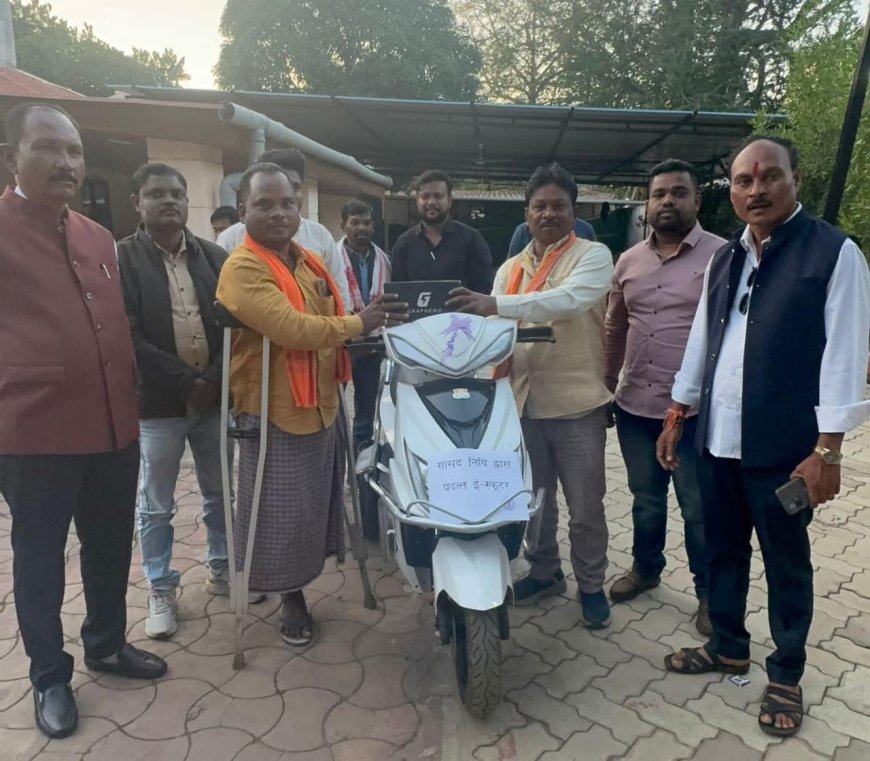 सांसद महेश कश्यप ने दिव्यांगजनों को दिए 'आत्मनिर्भरता के पंख' इलेक्ट्रिक स्कूटी और ट्राई सायकल का किया वितरण–