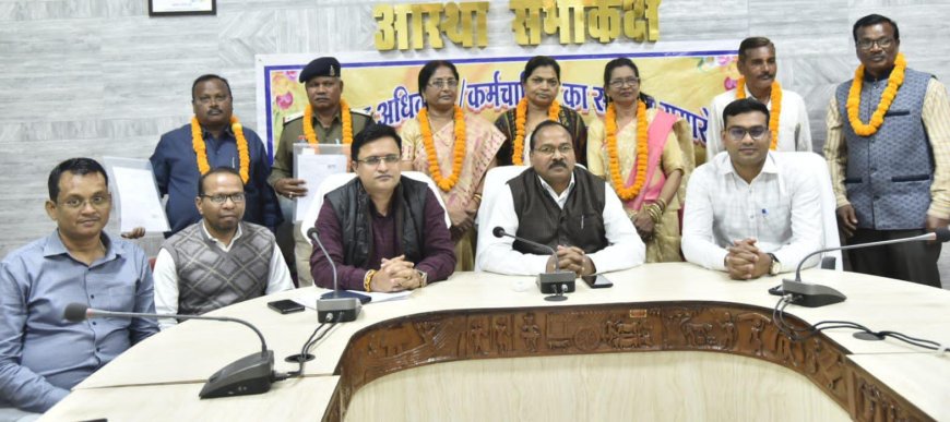 आठ सेवानिवृत्त शासकीय सेवकों को दी गई आत्मीय विदाई   ,कलेक्टर के निर्देश पर त्वरित मिला पेंशन-ग्रेच्युटी आदेश