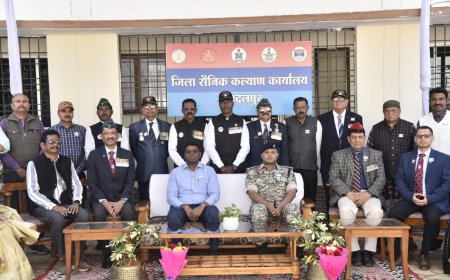 बस्तर में मनाया गया सशस्त्र सेना झण्डा दिवस, शहीदों को नमन करने सहित पूर्व सैनिकों का किया गया सम्मान