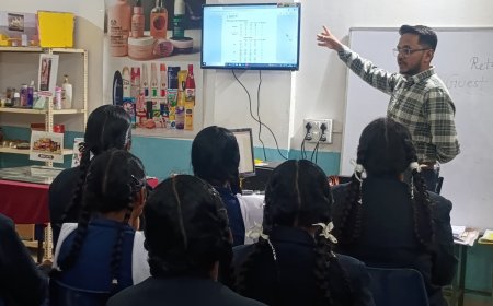 सफलता की राह डेटा से,स्वामी आत्मानंद उत्कृष्ट कन्या उच्चतर माध्यमिक स्कूल-2 की छात्राओं ने समझा ग्राहक व्यवहार और व्यापार वृद्धि का गणित