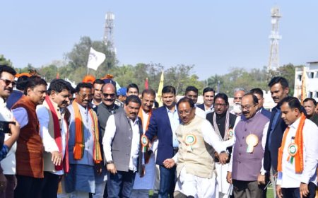 मुख्यमंत्री श्री विष्णु देव साय ने फुटबॉल में कीक मार कर बस्तर ओलंपिक 2025 के संभाग स्तरीय प्रतियोगिता का उद्घाटन किया