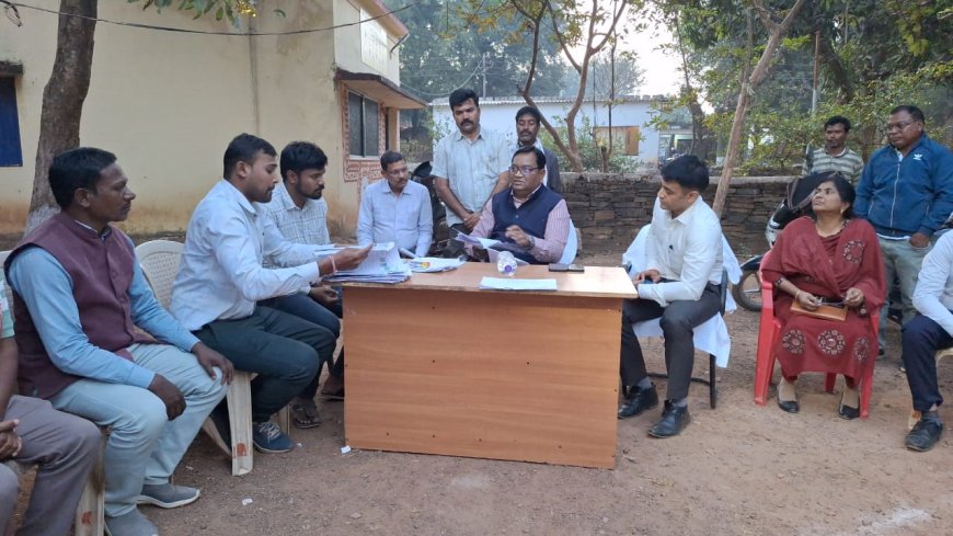 कमिश्नर बस्तर श्री डोमन सिंह ने बस्तर ब्लॉक में मतदाता सूची के विशेष गहन पुनरीक्षण कार्य का लिया जायजा