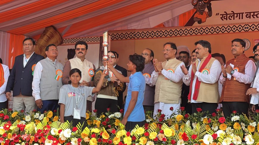 नियद नेल्ला नार गांव पूवर्ती के खिलाड़ी विजय डोडी और ओरछा सलोनी की बने मशालवाहक